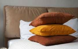 bedroom-view-with-bed-arrangement-decor